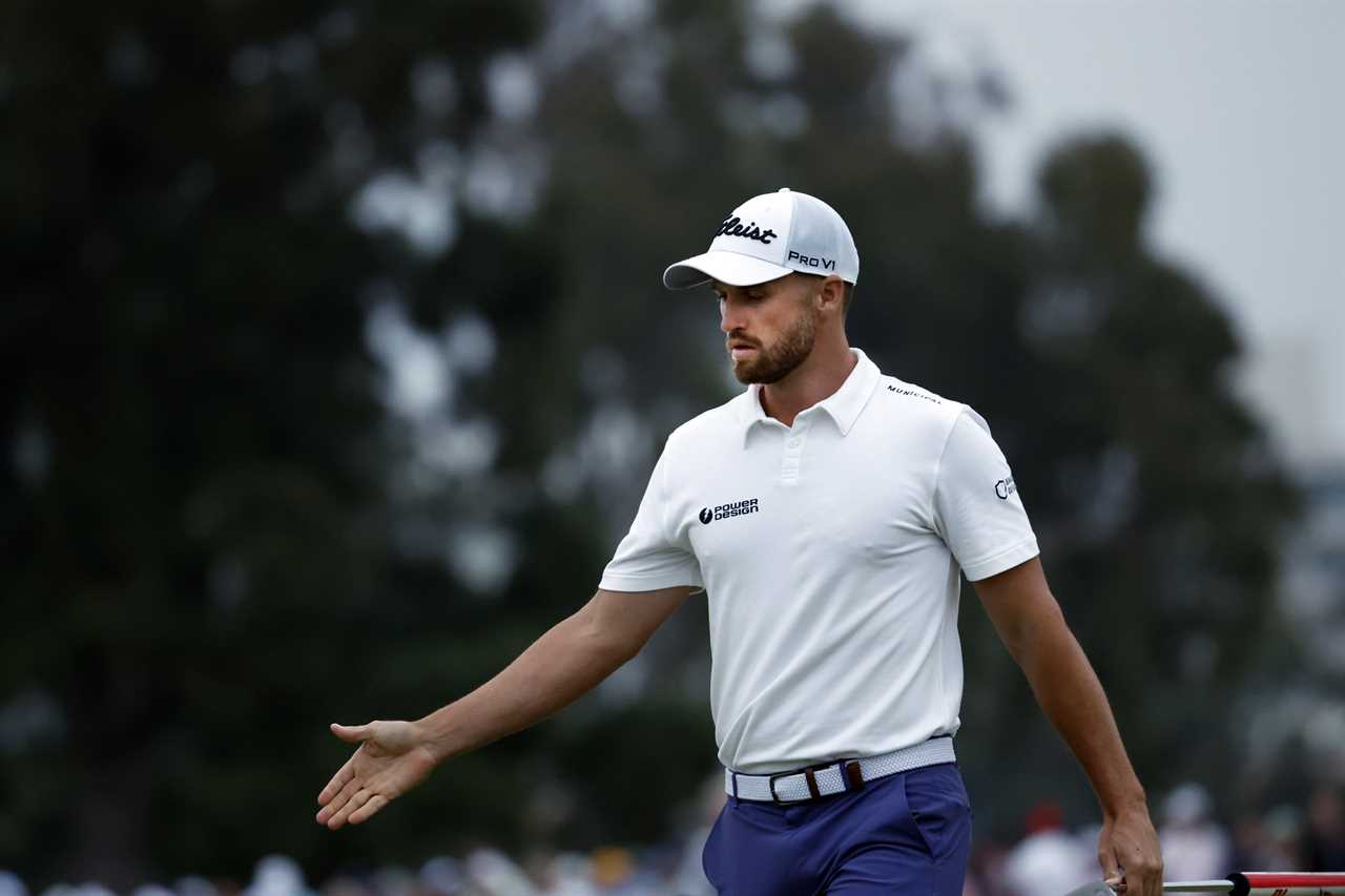 epa10697767 Wyndham Clark of the United States reacts after he hits a putt on the 18th green during the third round of the 2023 US Open golf tournament on the North Course of the Los Angeles Country Club in Los Angeles, California, USA, 17 June 2023. EPA/CAROLINE BREHMAN