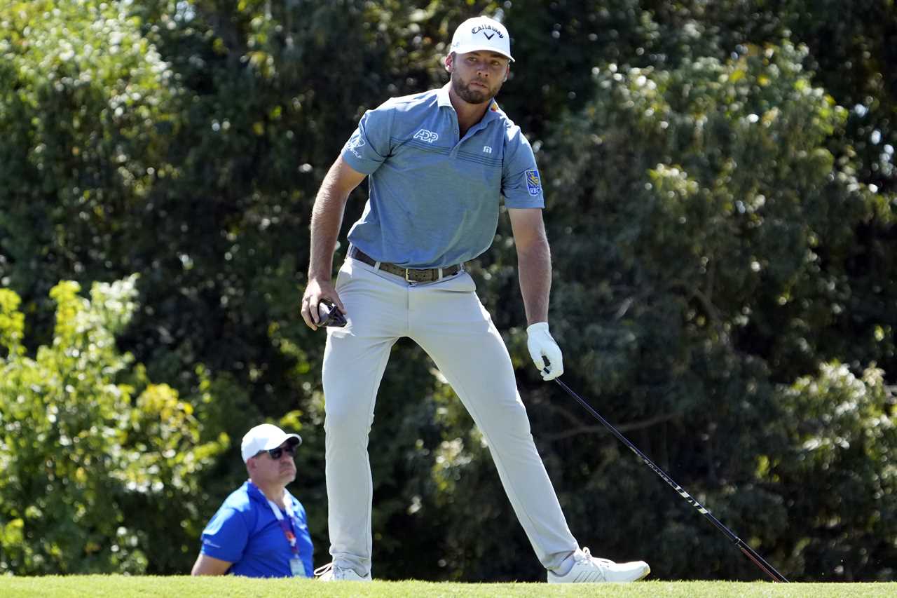 a golfer wearing a shirt that says callaway on it