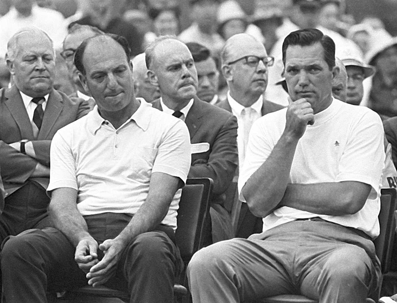 Black and white photo of Bob Goalby and Roberto De Vicenzo sitting together.