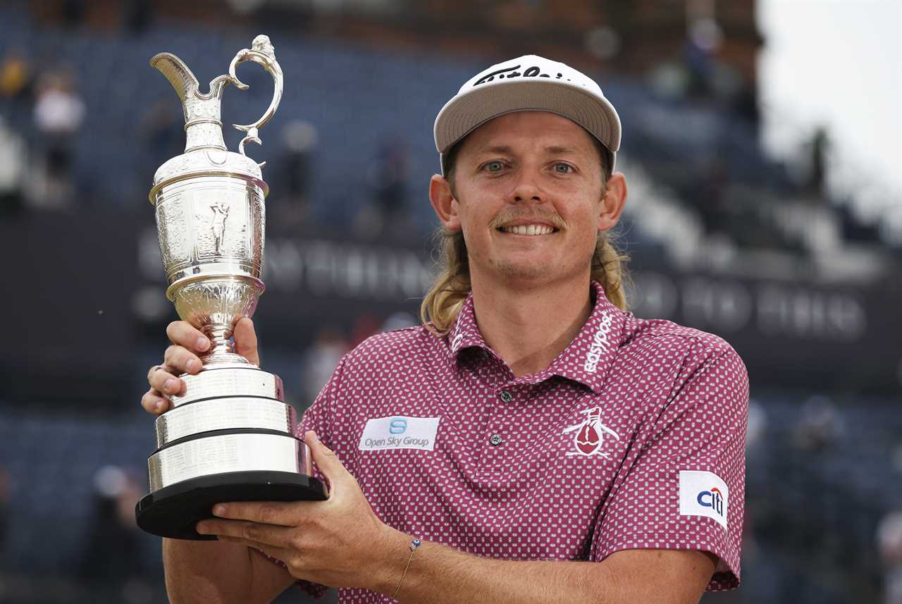 Cameron Smith holding the Claret Jug trophy.