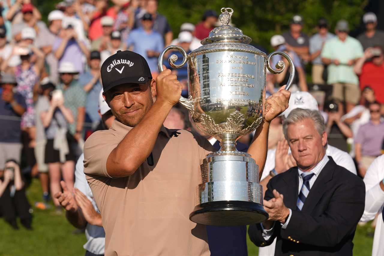 Xander Schauffele holding the Wanamaker Trophy.