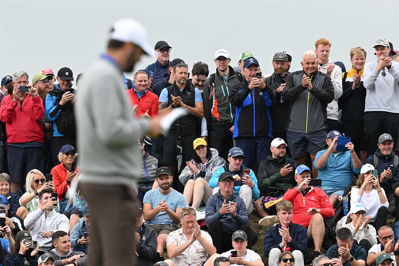 Golf fans applaud a player.
