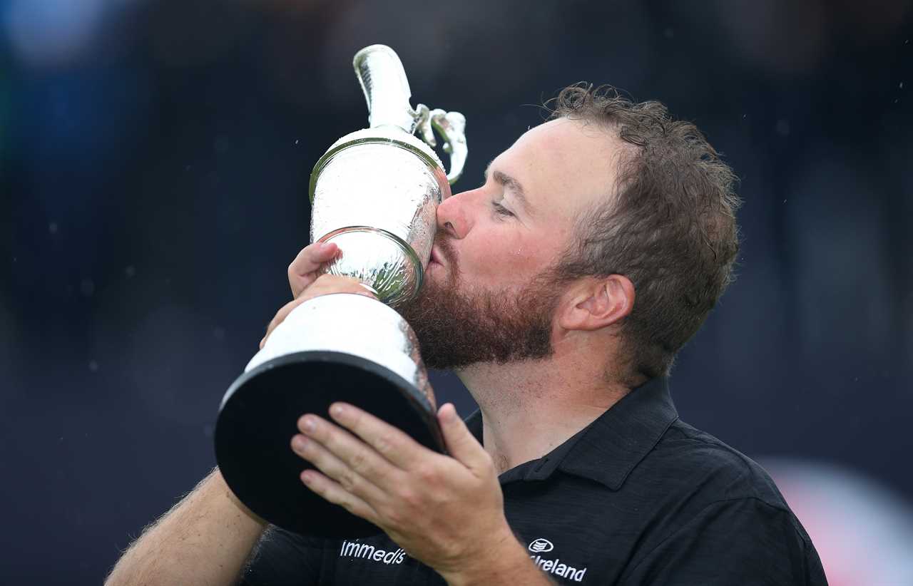 Shane Lowry kissing a trophy.